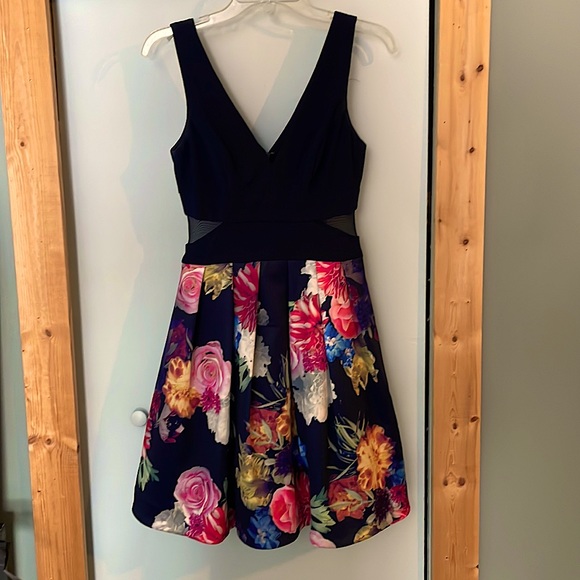 Women’s Navy and Floral Print Dress Size 4 - Picture 1 of 2